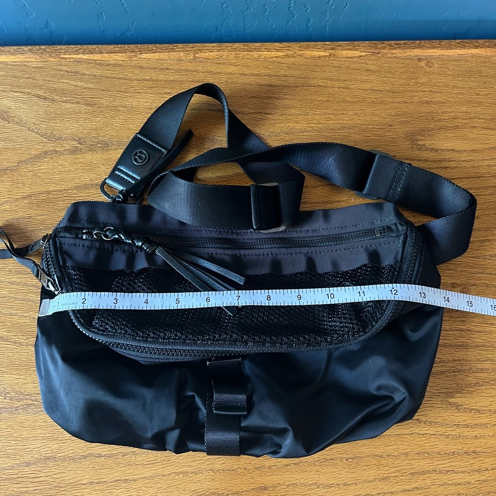 Black Lululemon Festival bag. Can be worn crossbody/shoulder/waist. Good cond!